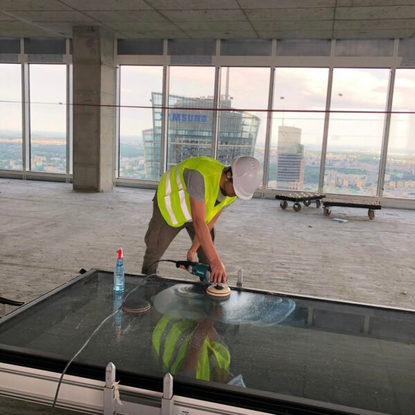 Politur einer Fassadenverglasung – professionelle Aufbereitung von architektonischem Glas
