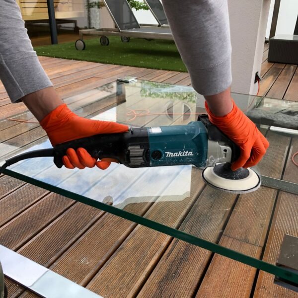 Glaspoliervorgang an einem Tisch aus Echtglas – fachgerechte Aufbereitung zur Beseitigung von Kratzern