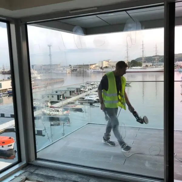 Fachgerechte Aufbereitung von Verglasungen im Wohnungsbau – klare Glasflächen ohne Kratzer