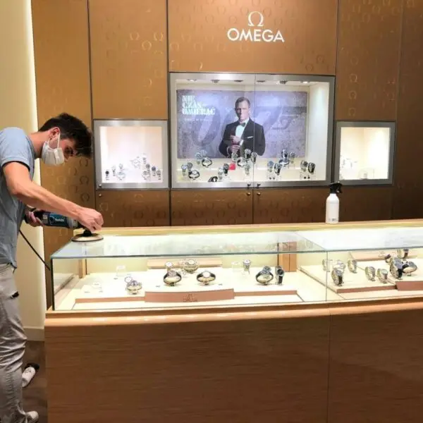 Fachgerechte Kratzerentfernung an der Glasverkaufstheke eines Juweliers – präzise Aufbereitung der Oberfläche